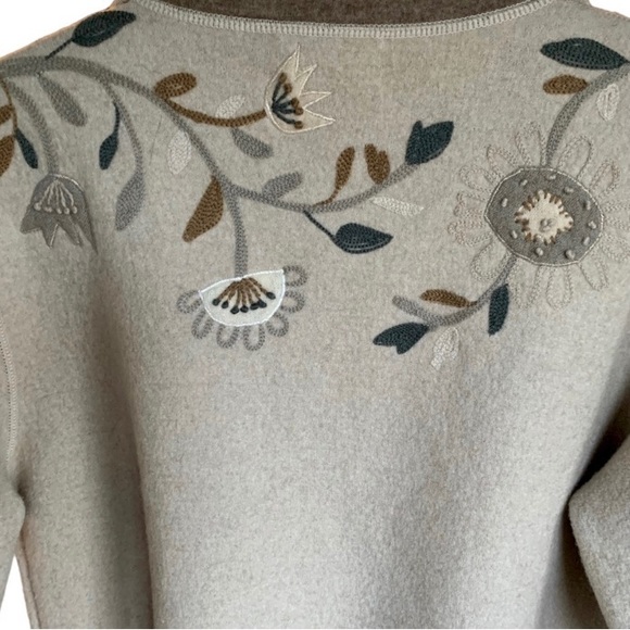 Icelandic Design Zippered Creme /White Appliquéd Sweater Jacket, Size Small. - Picture 5 of 7